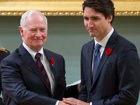 Justin Trudeau serre la main du gouverneur général de l'époque, David Johnston, après avoir été assermenté comme premier ministre le 4 novembre 2015. Le chroniqueur Rex Murphy remet en question à la fois le choix de Johnston par Trudeau pour enquêter sur l'ingérence chinoise dans les élections canadiennes et les efforts des libéraux pour réduire le pétrole de l'Alberta et l'industrie du gaz.