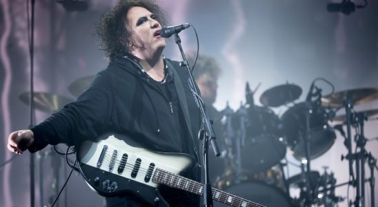 Robert Smith, de The Cure, poursuit son nouveau travail à temps partiel en tant qu'agent de contrôle du prix des billets.