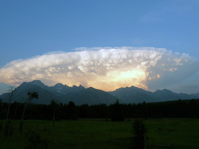 Un nuage d'orage atteint la troposphère