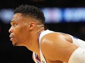 16 avril 2023 ;  Phoenix, Arizona, États-Unis ;  Le garde des LA Clippers Russell Westbrook (0) regarde contre les Phoenix Suns pendant la première moitié du premier match des séries éliminatoires de la NBA 2023 au Footprint Center.