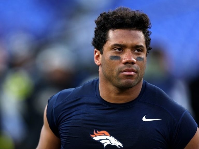 Russell Wilson échappe à une blessure grave après avoir renversé une voiturette de golf dans un bunker