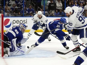 Ryan O'Reilly des Maple Leafs tire la rondelle devant le gardien de but du Lightning de Tampa Bay Andrei Vasilevskiy avec une minute à faire en temps réglementaire, envoyant le match 3 en prolongation le samedi 22 avril 2023 à Tampa, en Floride.