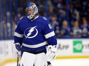 Andrei Vasilevskiy du Lightning de Tampa Bay patine après avoir perdu le quatrième match de la première ronde des séries éliminatoires de la Coupe Stanley 2023 en prolongation contre les Maple Leafs de Toronto à l'Amalie Arena le 24 avril 2023 à Tampa, en Floride.