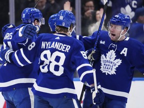 Le défenseur des Maple Leafs Morgan Rielly (à droite) se joint à la célébration après avoir préparé John Tavares pour un but lors du match 7-2 d'hier soir contre Tampa Bay à la Scotiabank Arena.  Rielly a aidé les quatre premiers buts des Leafs dans peut-être son meilleur match dans la LNH.