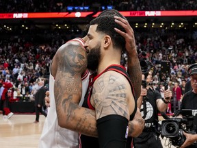 DeMar DeRozan des Bulls embrasse Fred VanVleet des Raptors après que Chicago se soit rallié pour vaincre Toronto lors de leur match de barrage NBA à la Scotiabank Arena le 12 avril 2023.