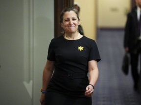 La vice-première ministre et ministre des Finances Chrystia Freeland arrive à une réunion du cabinet sur la Colline du Parlement à Ottawa, le mardi 18 avril 2023. Il n'y avait pas de fin de conte de fées pour Freeland lorsqu'elle a tenté de se rapporter aux préoccupations des Canadiens en matière de coût de la vie la dernière fois automne.