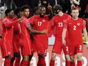 L'attaquant canadien Cyle Larin (no 17) célèbre son but contre le Honduras avec ses coéquipiers lors du match de mardi au BMO Field.