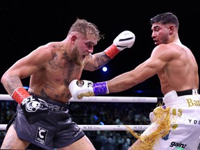 Tommy Fury frappe Jake Paul lors de leur combat à la Diriyah Arena le 26 février 2023 à Riyad, en Arabie saoudite.