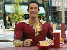 Zachary Levi dans une scène de Shazam !  Fureur des Dieux.