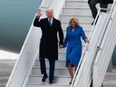 Le président américain Joe Biden et la première dame Jill Biden arrivent à l'aéroport international d'Ottawa/Macdonald–Cartier avant une visite d'État officielle à Ottawa, le jeudi 23 mars 2023. La première dame des États-Unis recevra une introduction rapide à la culture sportive canadienne à Ottawa aujourd'hui alors que Sophie Grégoire Trudeau l'initie au curling.