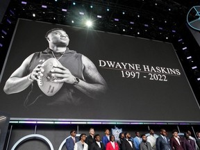 28 avril 2022 ;  Las Vegas, NV, États-Unis ;  Une minute de silence est réservée à Dwayne Haskins avant le premier tour du repêchage de la NFL 2022 au NFL Draft Theatre.  (Kirby Lee/USA TODAY Sports)