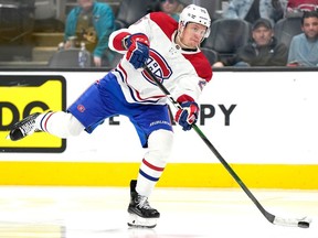 Le nouveau venu des Canadiens de Montréal, Denis Gurianov, tire au but contre les Sharks de San Jose lors de la troisième période, le 28 février 2023, à San Jose, en Californie.