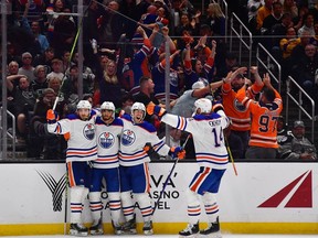 23 avril 2023 ;  Los Angeles, Californie, États-Unis ;  Les Oilers d'Edmonton célèbrent le but marqué par l'ailier gauche Evander Kane (91) contre les Kings de Los Angeles au cours de la troisième période du quatrième match du premier tour des séries éliminatoires de la Coupe Stanley 2023 à Crypto.com Arena.