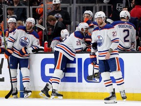 Mattias Ekholm # 14, Mattias Janmark # 26 et Brett Kulak # 27 des Oilers d'Edmonton attendent un examen du but gagnant de Trevor Moore # 12 des Kings de Los Angeles lors d'une victoire de 3-2 en prolongation des Kings dans le troisième match de la Premier tour des séries éliminatoires de la Coupe Stanley 2023 à Crypto.com Arena le 21 avril 2023 à Los Angeles, Californie.