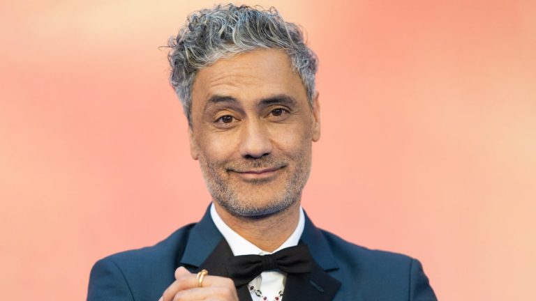 Taika Waititi "travaille toujours à l'extérieur" sur le film Star Wars
