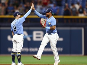 Harold Ramirez # 43 des Tampa Bay Rays high fives Brandon Lowe # 8 après avoir battu les Oakland Athletics au Tropicana Field le 08 avril 2023.