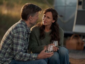 Nikolaj Coster-Waldau et Jennifer Garner dans une scène de La dernière chose qu'il m'a dite, à venir sur Apple TV+ ce vendredi.