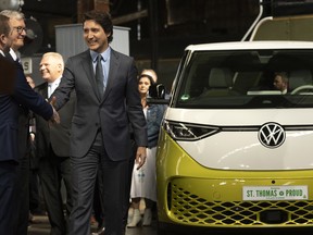 Le premier ministre Justin Trudeau fait une annonce concernant une usine de batteries pour véhicules électriques Volkswagen au musée du chemin de fer du comté d'Elgin à St. Thomas, en Ontario.