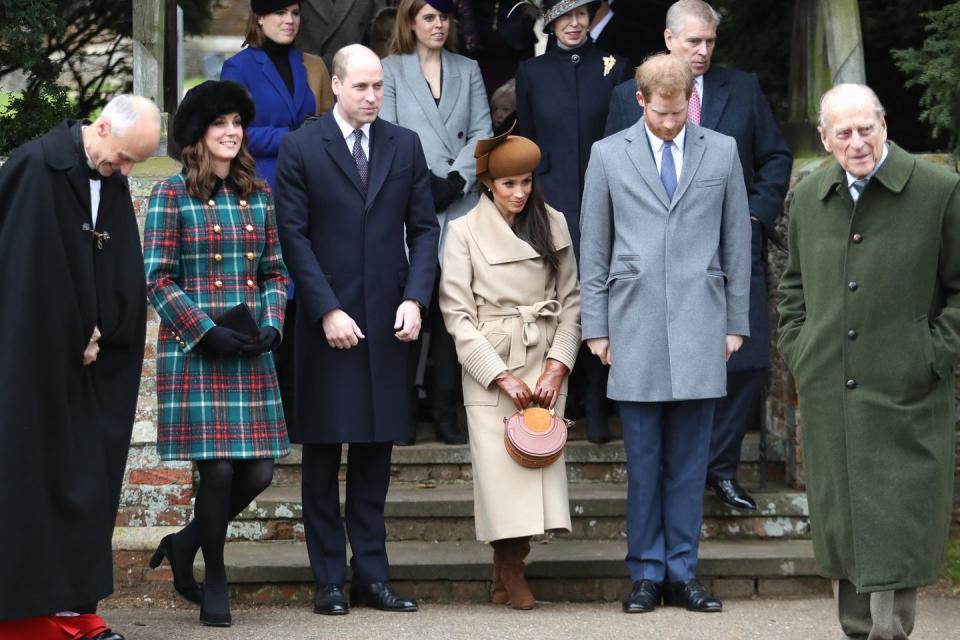 kings lynn, angleterre 25 décembre princesse beatrice, princesse eugenie, princesse anne, princesse royale, prince andrew, duc d york, prince william, duc de cambridge, prince philip, duc d édimbourg, catherine, duchesse de cambridge, meghan markle et prince harry assister au service religieux du jour de noël à l'église de st mary magdalene le 25 décembre 2017 à kings lynn, angleterre photo de chris jacksongetty images