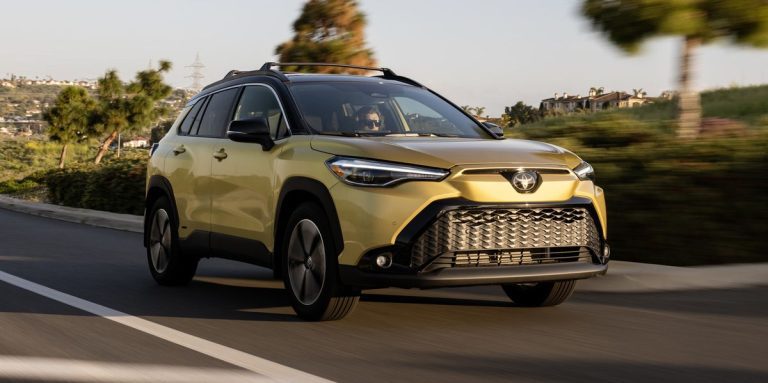 Toyota Corolla Cross hybride 2023 : la compagnie des trois aussi