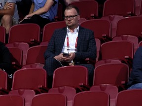 Le directeur général Brad Treliving des Flames de Calgary est assis dans la foule lors de la sixième ronde du repêchage de la LNH Upper Deck 2022 au Centre Bell le 08 juillet 2022 à Montréal, Québec, Canada.