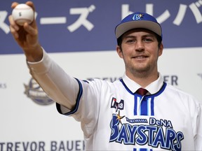 Trevor Bauer avec son nouvel uniforme et sa casquette de Yokohama DeNA BayStars pose pour les photographes lors d'une séance photo de la conférence de presse, le 24 mars 2023, à Yokohama, près de Tokyo.