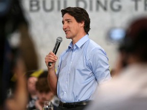 Le premier ministre Justin Trudeau tient une assemblée publique au Manitoba Building Trades Institute à Winnipeg, au Manitoba, le 12 avril 2023.