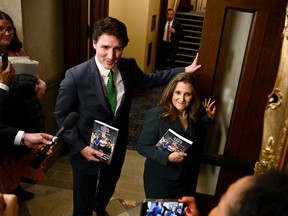 Le premier ministre Justin Trudeau et la vice-première ministre et ministre des Finances Chrystia Freeland arrivent pour présenter le budget fédéral à Ottawa, le 28 mars.