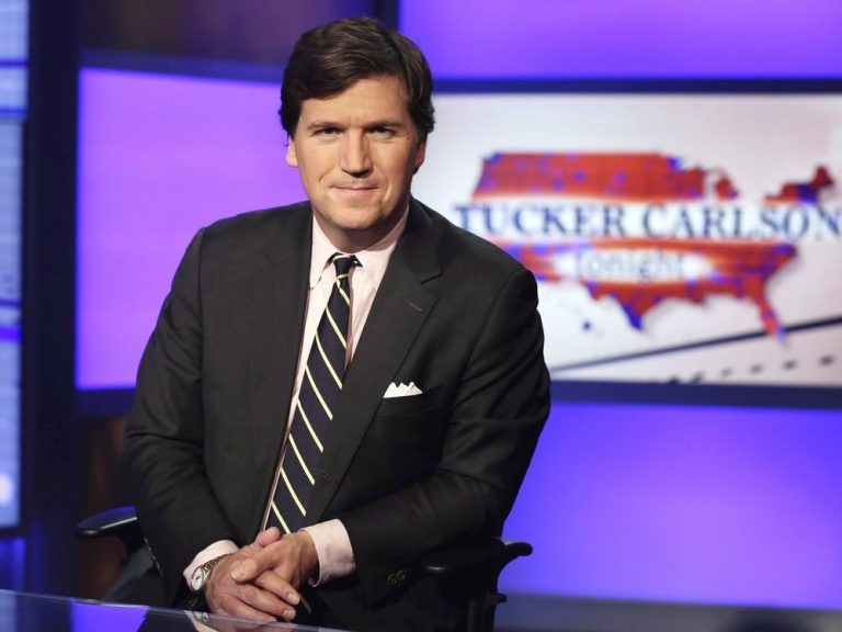 Tucker Carlson réémerge, cible les médias et le système politique américains