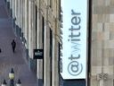 Dans une vue aérienne, un panneau d'entreprise modifié est affiché à l'extérieur du siège social de Twitter le 10 avril 2023 à San Francisco.