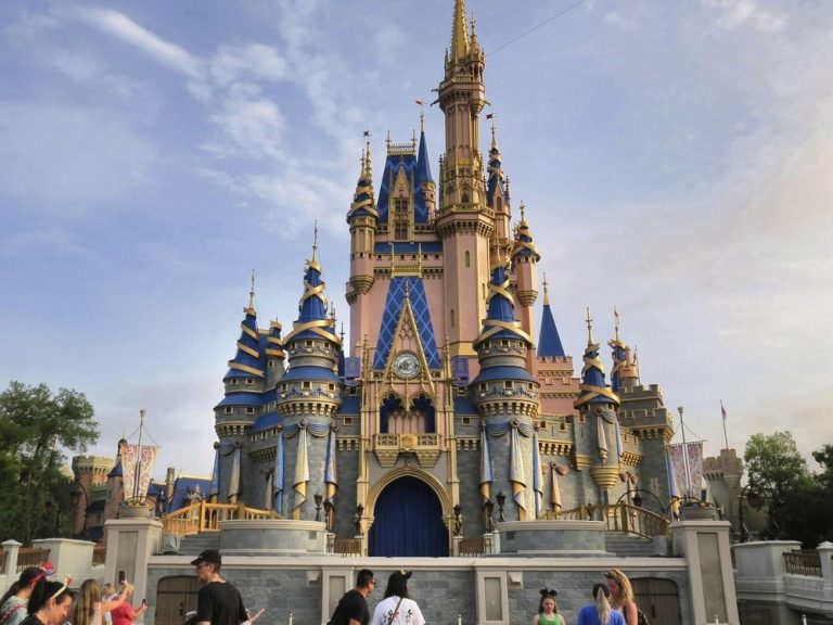 Un ancien employé de Disney World aurait tourné 500 fois des vidéos sur les jupes de femmes