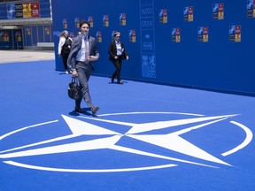 Le premier ministre Justin Trudeau quitte le sommet de l'OTAN, à Madrid, le 30 juin 2022.