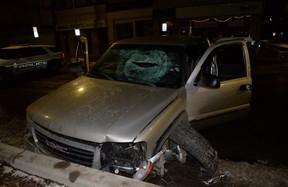 Cette image montre les dommages à l'avant d'une camionnette GMC à la suite d'une poursuite policière à St. Thomas le 29 décembre 2022. (Unité des enquêtes spéciales).