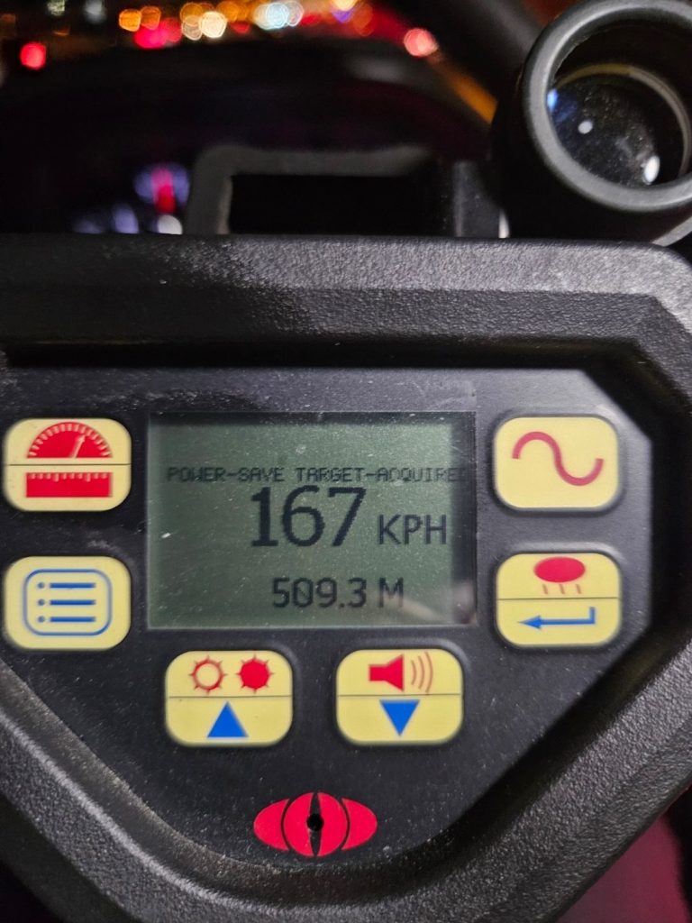 Un homme de Sudbury avec cinq suspensions de permis surpris en train de rouler à 167 km/h sur l’autoroute.  400