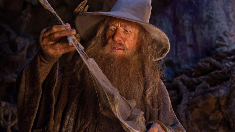 Un homme déguisé en Gandalf croise Ian McKellen lors d’une tournée des pubs