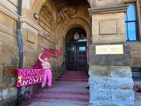 Des militants pour le climat dans les bureaux du Premier ministre de l'îlot Langevin.  Toujours l'activiste aux seins nus se rend à Ottawa pour peindre la ville en rose et exiger Climate Action Now!