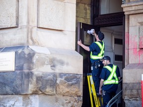 On2Ottawa proteste contre le changement climatique et jette de la peinture rouge sur le Bureau du Premier ministre et du Conseil privé, anciennement l'édifice Langevin où se trouve le bureau du Premier ministre Justin Trudeau.  Des équipes étaient sur place pour nettoyer la peinture le samedi 15 avril 2023.