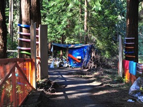 Des structures temporaires au 4883 Belmont Avenue alors que des voisins se plaignent que des squatteurs/tenteurs abattent un arbre centenaire et tirent avec des fusils à plomb, à Vancouver, en Colombie-Britannique, le 3 avril 2023.