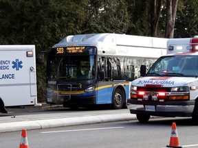 Un homme s'est fait trancher la gorge dans un bus de Surrey le 1er avril 2023. Le suspect devrait se rétablir et un suspect a été accusé de tentative de meurtre.