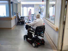 Personne âgée en fauteuil roulant