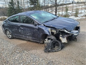 Le 12 avril 2023, la GRC de Cochrane a répondu à un signalement d'une Hyundai Elantra bleue conduite par l'entrée est de l'école communautaire Morley de la Première Nation Stoney Nakoda.