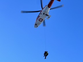 Hélicoptère de sauvetage emmenant un randonneur blessé à l'hôpital voisin.