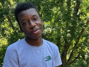 Ralph Yarl, un jeune noir de 16 ans qui a été blessé par balle par un propriétaire après s'être rendu par erreur dans la mauvaise maison pour récupérer ses frères et sœurs, pose sur cette photo obtenue sur les réseaux sociaux.