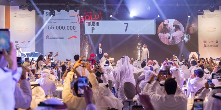 Une plaque d’immatriculation de 15 millions de dollars à Dubaï vient d’établir un nouveau record du monde