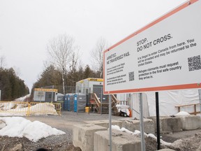 Un panneau informant les gens que l'entrée au Canada par le chemin Roxham est illégal est affiché à la frontière canado-américaine à Hemmingford, au Québec.