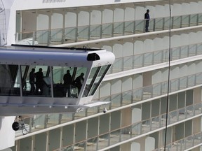 Le navire de croisière de luxe Celebrity Equinox fait son chemin avec l'aide de remorqueurs hors du chantier naval Meyer dans la ville de Papenburg, dans le nord de l'Allemagne, le 6 juin 2009.