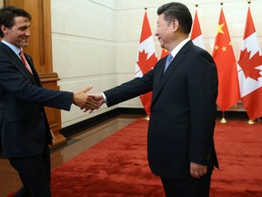 Le président chinois Xi Jinping serre la main du premier ministre Justin Trudeau le 31 août 2016.