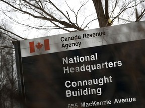 Un panneau de l'Agence du revenu du Canada à l'extérieur du siège social de l'édifice Connaught à Ottawa est visible le lundi 1er mars 2021. Obtenir un remboursement d'impôt sur le revenu peut être un heureux bonus pour le budget de votre ménage, mais une facture d'impôt inattendue peut être une mauvaise surprise , surtout si vous n'avez pas d'argent liquide pour payer la facture.