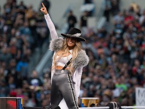 Trish Stratus salue la foule avant son match par équipe à WrestleMania 39.