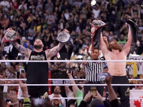 Les Canadiens Kevin Owens (à gauche) et Sami Zayn célèbrent après être devenus les champions par équipe incontestés de la WWE lors de la première nuit de WrestleMania 39 au Sofi Stadium de Los Angeles le 1er avril 2023. Owens et Zayn, amis de toujours, ont vaincu les Usos pour capturer leur premier titre de tag ensemble à la WWE.